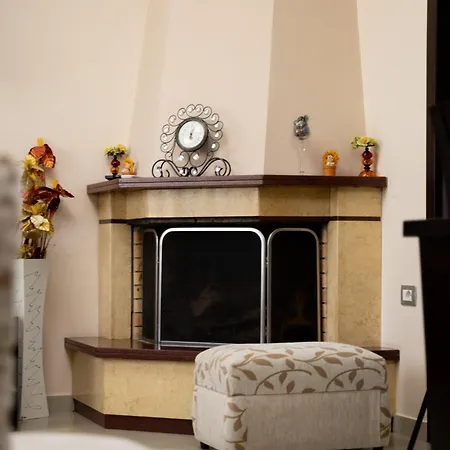 Doel's - Spacious Private House With Garden & Views In Gjirokastër