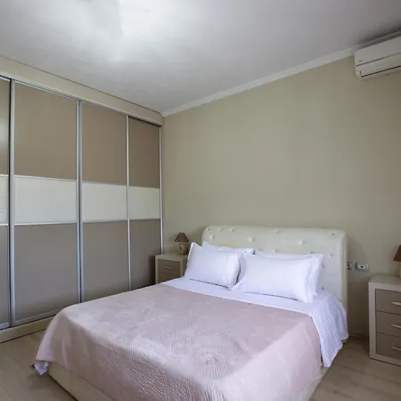 Doel's - Spacious Private House With Garden & Views In Гирокастра